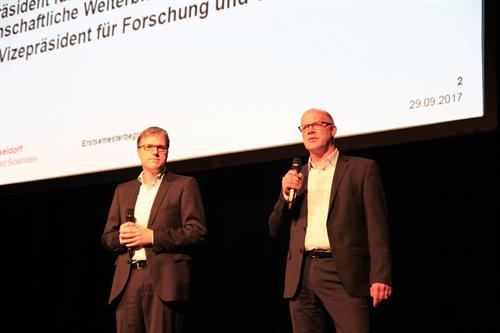 Die Vizepräsidenten der HSD, Prof. Dr. Horst Peters (li.) und Prof. Dr. Roland Reichardt nahmen die Studierenden bei der Eröffnung mit ihrer gelungenen Präsentation mit auf den neuen Hochschulcampus.